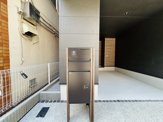 建物面積120㎡超なだけあってどこを見ても広々～♪街中の暮らしに疲れた時には、スカイバルコニーで広い空を眺めてみるのも良き☆生活利便性と落ち着きある暮らしを兼ね備えた【神奈川区松本町4丁目新築戸建】の玄関|毎日通る玄関はこちらです