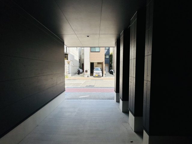 建物面積120㎡超なだけあってどこを見ても広々～♪街中の暮らしに疲れた時には、スカイバルコニーで広い空を眺めてみるのも良き☆生活利便性と落ち着きある暮らしを兼ね備えた【神奈川区松本町4丁目新築戸建】の駐車場|駐車場に車を止められます