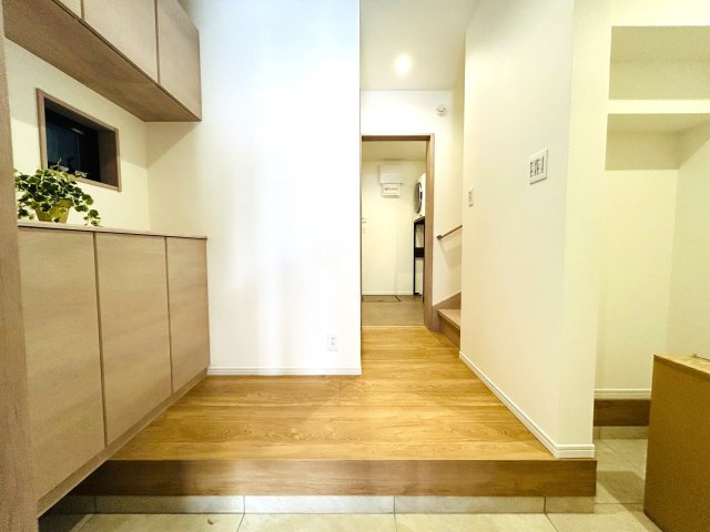 建物面積120㎡超なだけあってどこを見ても広々～♪街中の暮らしに疲れた時には、スカイバルコニーで広い空を眺めてみるのも良き☆生活利便性と落ち着きある暮らしを兼ね備えた【神奈川区松本町4丁目新築戸建】の玄関|ゆったりとした玄関です