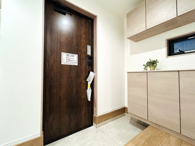 建物面積120㎡超なだけあってどこを見ても広々～♪街中の暮らしに疲れた時には、スカイバルコニーで広い空を眺めてみるのも良き☆生活利便性と落ち着きある暮らしを兼ね備えた【神奈川区松本町4丁目新築戸建】の玄関|落ち着いた玄関です