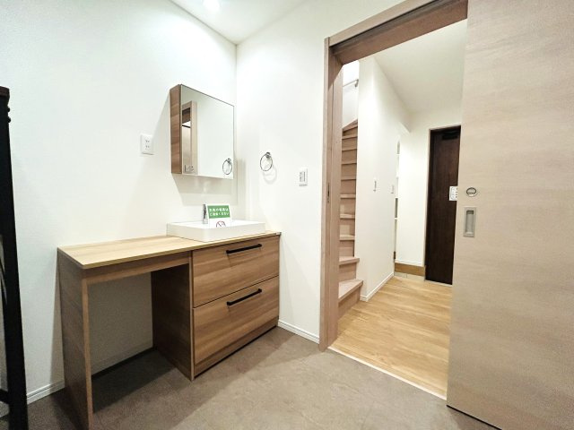 建物面積120㎡超なだけあってどこを見ても広々～♪街中の暮らしに疲れた時には、スカイバルコニーで広い空を眺めてみるのも良き☆生活利便性と落ち着きある暮らしを兼ね備えた【神奈川区松本町4丁目新築戸建】の独立洗面台|独立洗面台で身支度をすべて済ませてしまいましょう