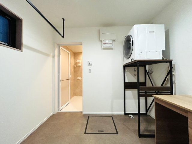 建物面積120㎡超なだけあってどこを見ても広々～♪街中の暮らしに疲れた時には、スカイバルコニーで広い空を眺めてみるのも良き☆生活利便性と落ち着きある暮らしを兼ね備えた【神奈川区松本町4丁目新築戸建】のランドリースペース