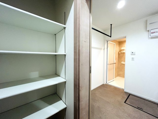 建物面積120㎡超なだけあってどこを見ても広々～♪街中の暮らしに疲れた時には、スカイバルコニーで広い空を眺めてみるのも良き☆生活利便性と落ち着きある暮らしを兼ね備えた【神奈川区松本町4丁目新築戸建】の収納|大きなスペースがあり、収納には困りません