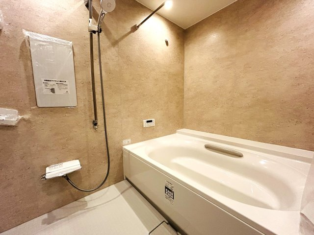 建物面積120㎡超なだけあってどこを見ても広々～♪街中の暮らしに疲れた時には、スカイバルコニーで広い空を眺めてみるのも良き☆生活利便性と落ち着きある暮らしを兼ね備えた【神奈川区松本町4丁目新築戸建】の浴室|日々の暮らしに欠かせないお風呂です