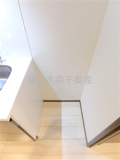 GENOVIA本羽田skygarden（ジェノヴィアホンハネダスカイガーデンのキッチン|冷蔵庫置き場