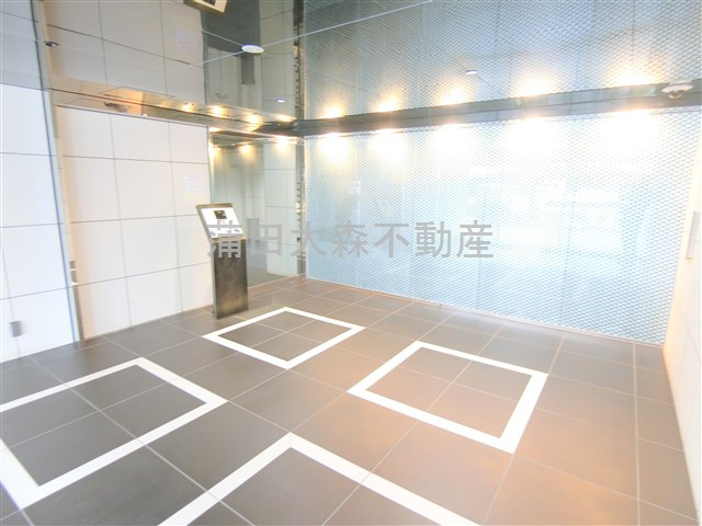 GENOVIA本羽田skygarden（ジェノヴィアホンハネダスカイガーデンのエントランス|防犯カメラTVモニター付オートロック宅配BOXメールBOX管理人室　エントランス
