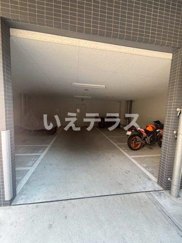 エステムプラザ神戸三宮ルクシアの駐車場