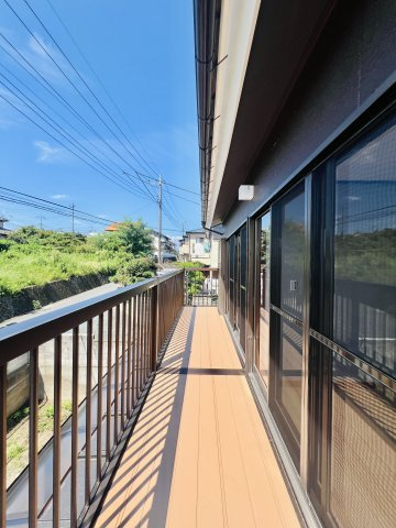 高崎市剣崎町のバルコニー|日当たりも良好な横長バルコニー♪