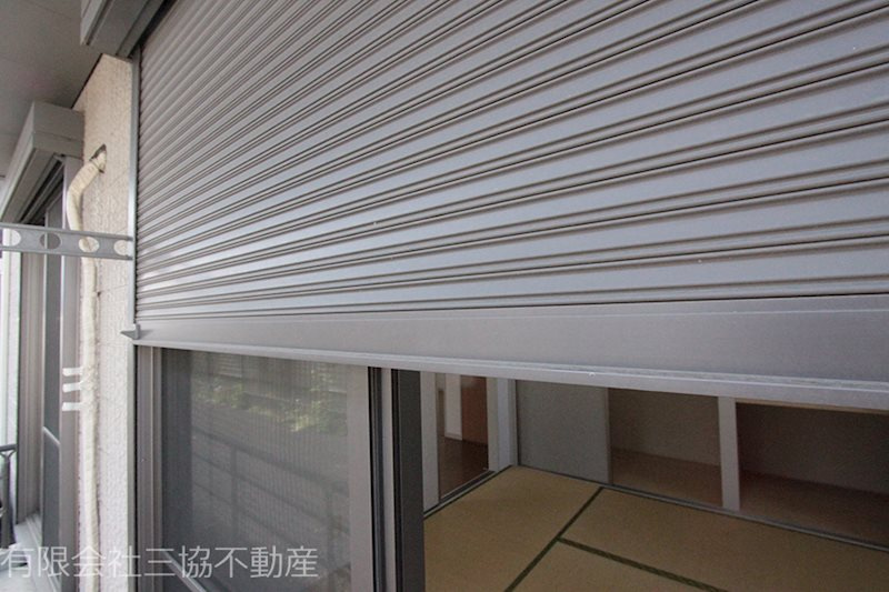 バリュージュ島崎|インターホンの他、シャッターも付いてます♪