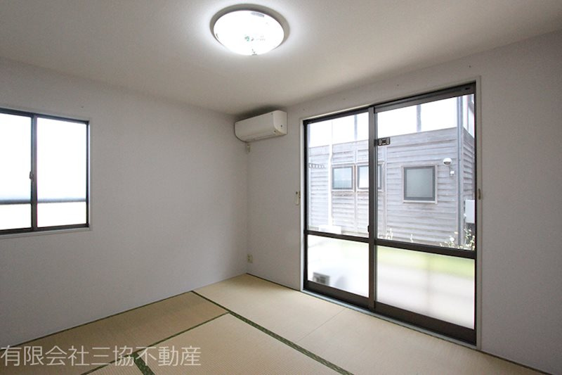 バリュージュ島崎の寝室|和室6畳　2面採光で明るめ＋2間分の収納付き