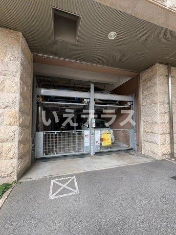 プレサンス三宮エレガンシアの駐車場