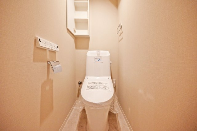 ダイヤシャトー千里のトイレ|新調済みのトイレでウォシュレット機能が付いており、清潔で心地よくご利用いただけます。