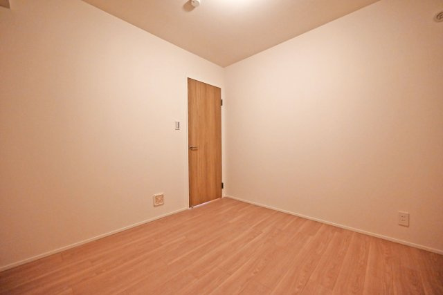 ダイヤシャトー千里の子供部屋|納戸約5帖
子ども部屋に適した広さがあり、学習机やベッドもゆったりとレイアウトできます。