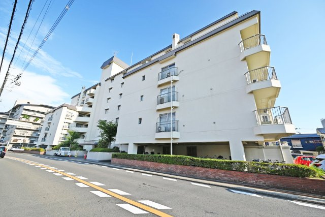 ダイヤシャトー千里の外観|ご不明な税金・諸費用についても丁寧にサポートいたします。現地見学で、住まいのイメージやご希望をぜひお聞かせください。