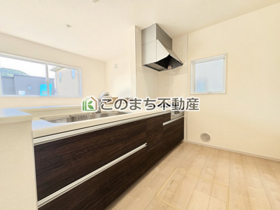 【キッチン】 | 下野上大領 | 同社施工物件写真。※建具やフローリング、その他仕様が異なる場合がございます。