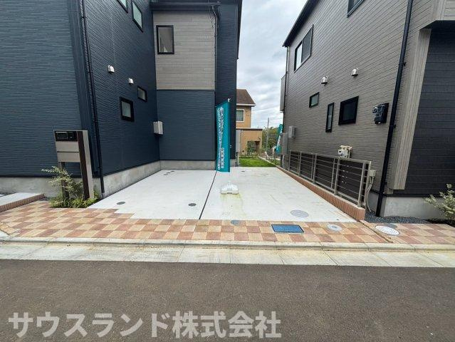八王子市石川町　新築戸建　～全７棟～の駐車場|ゆとりのある駐車スペースが確保されています！お買い物帰りの重い荷物や、小さなお子様を連れての乗り降りもスムーズに行えて大変便利です。自転車や外遊びのおもちゃを置くスペースとしてもご活用いただけます♪