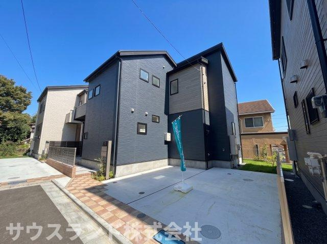 八王子市石川町　新築戸建　～全７棟～の前面道路含む現地写真|青空に映えるスタイリッシュな外観デザインです！カースペースはゆったり確保されており、ご夫婦それぞれのマイカーライフも存分に楽しめます。毎日の荷物の出し入れもスムーズに行えて大変便利な住環境です☆