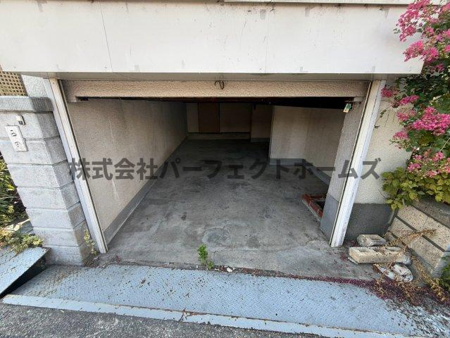 堀溝3丁目戸建　賃貸の駐車場|駐車場に車を止められます