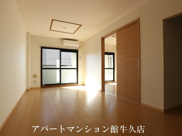 キャッスルタルイ参番館の居間・リビング