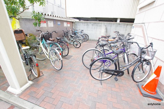 グロリアス北大阪　仲介手数料無料の駐車場
