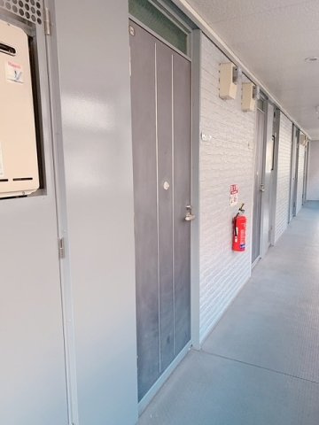 レオパレスクレストの玄関