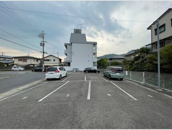日新ハウスの駐車場