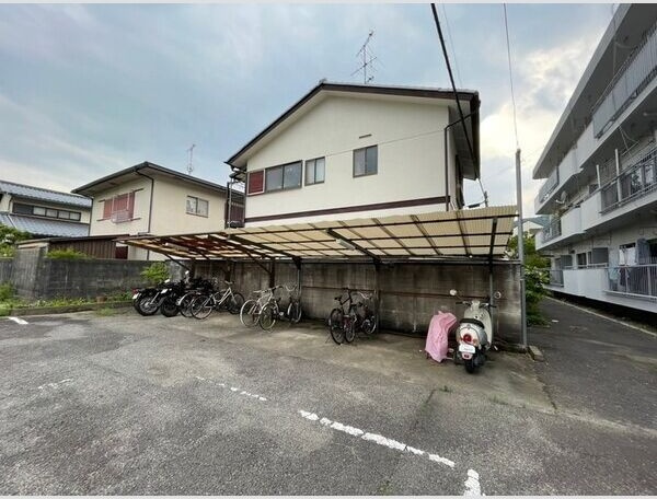 日新ハウスの駐車場