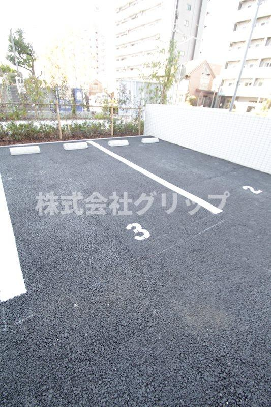 グランド・ガーラ横浜新子安の駐車場