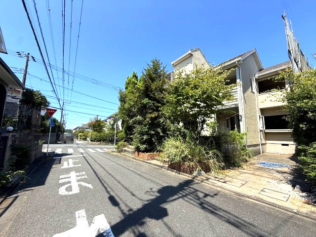 閑静な住宅街　緑の多い住宅街　の前面道路含む現地写真|前面道路