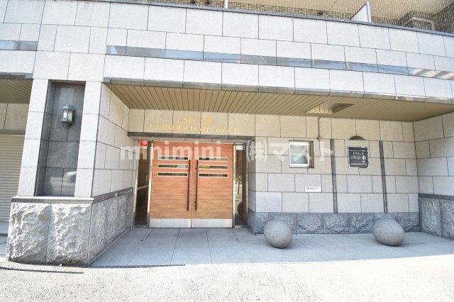 大阪市中央区上本町西２丁目の賃貸マンションのエントランス