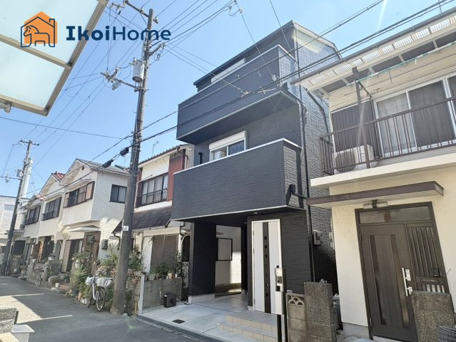 明石市東藤江2丁目　中古戸建のエントランス|●年中無休：当日予約可●西明石駅が徒歩15分。駅近に住めば、家族そろった朝食タイムがさらに楽しく