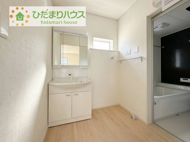 【独立洗面台】 | 土浦市都和第3　新築戸建 | 三面鏡の大きな鏡は憧れます(^^♪
鏡の後ろは収納となっていて、細かいものでも収納できるのでスッキリと整理できます！
