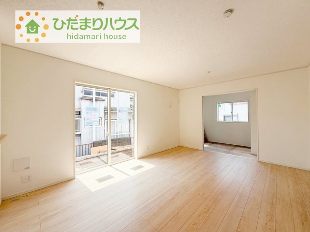 【居間・リビング】 | 土浦市都和第3　新築戸建 | リビングの大きな窓からは、暖かな日の光が降り注ぎます・・・