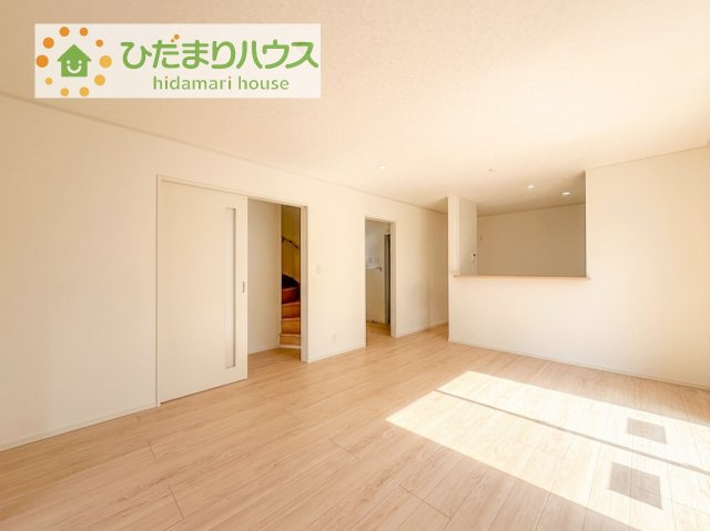 【居間・リビング】 | 土浦市都和第3　新築戸建 | リビングの大きな窓からは、暖かな日の光が降り注ぎます・・・