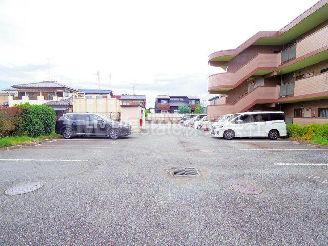 東大和市中央２丁目の賃貸マンションの駐車場