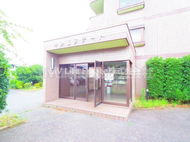 東大和市中央２丁目の賃貸マンションのエントランス
