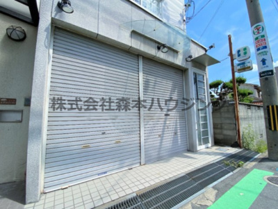 【エントランス】 | 　ナビ忍ケ丘 | 店舗入口（シャッター閉）