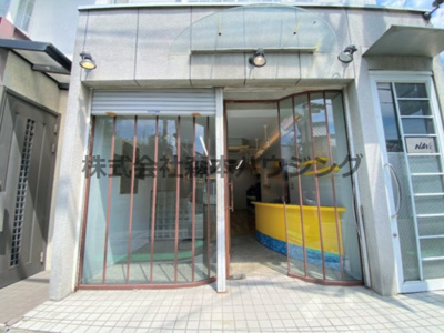【エントランス】 | 　ナビ忍ケ丘 | 店舗入口（シャッター開）