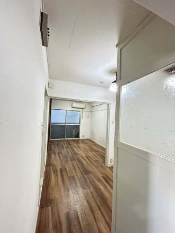 山海マンションの玄関