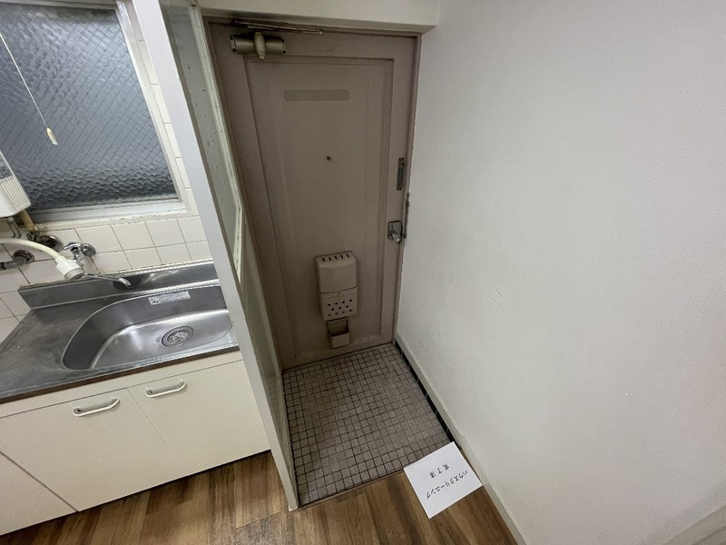 山海マンションの玄関