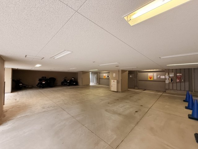 レジディア神戸磯上の駐車場