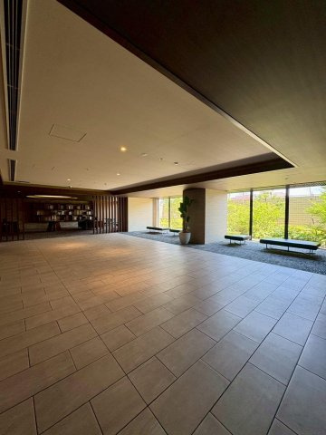 京都桂川つむぎの街ブライトスクエアのロビー