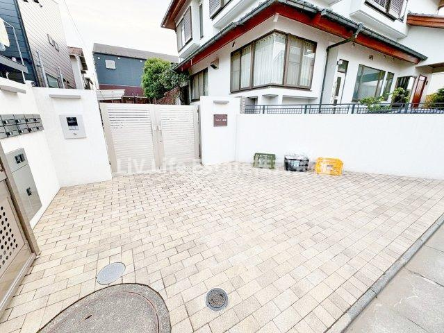 小平市学園西町３丁目のアパートのエントランス