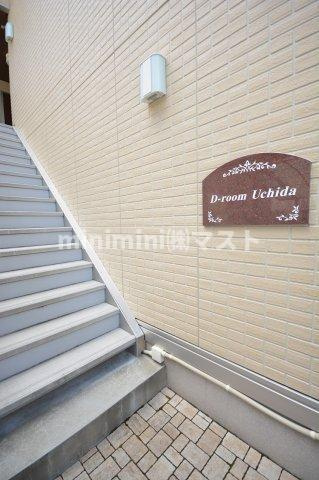 大阪市浪速区塩草２丁目のアパートのエントランス