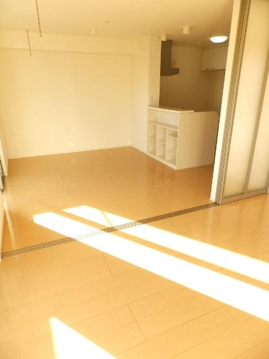 コモド伊勢崎Ⅱの居間・リビング|１２帖LDK⇔６帖洋室