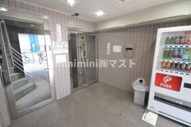 大阪市浪速区塩草３丁目の賃貸マンションのエントランス