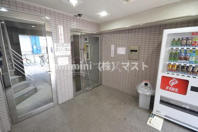 大阪市浪速区塩草３丁目の賃貸マンションのロビー