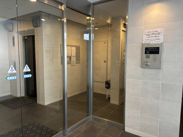 グラビスコート国泰寺のエントランス
