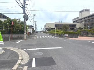 【前面道路含む現地写真】 | 大竹市小方1丁目【全4区画】No4　 | 物件に面する前面道路は、見通しが良く開放的な幅員が確保されています。周辺は車の通り抜けが少ない落ち着いた街並みで、小さなお子様がいるご家庭や、日々のお車の出し入れ時にも安心感のある環境です。