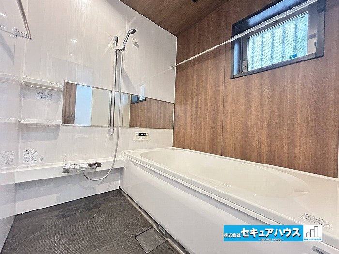 【中古戸建】名古屋市天白区植田山４丁目の浴室|【浴室】
◆アクセントパネルで落ち着きのある雰囲気を演出します。毎日の疲れを癒やすバスタイムをお楽しみ下さい！
◆窓付きで、カビの繁殖を抑える効果があります。
◆追い炊き機能を備えたオートバスです。　